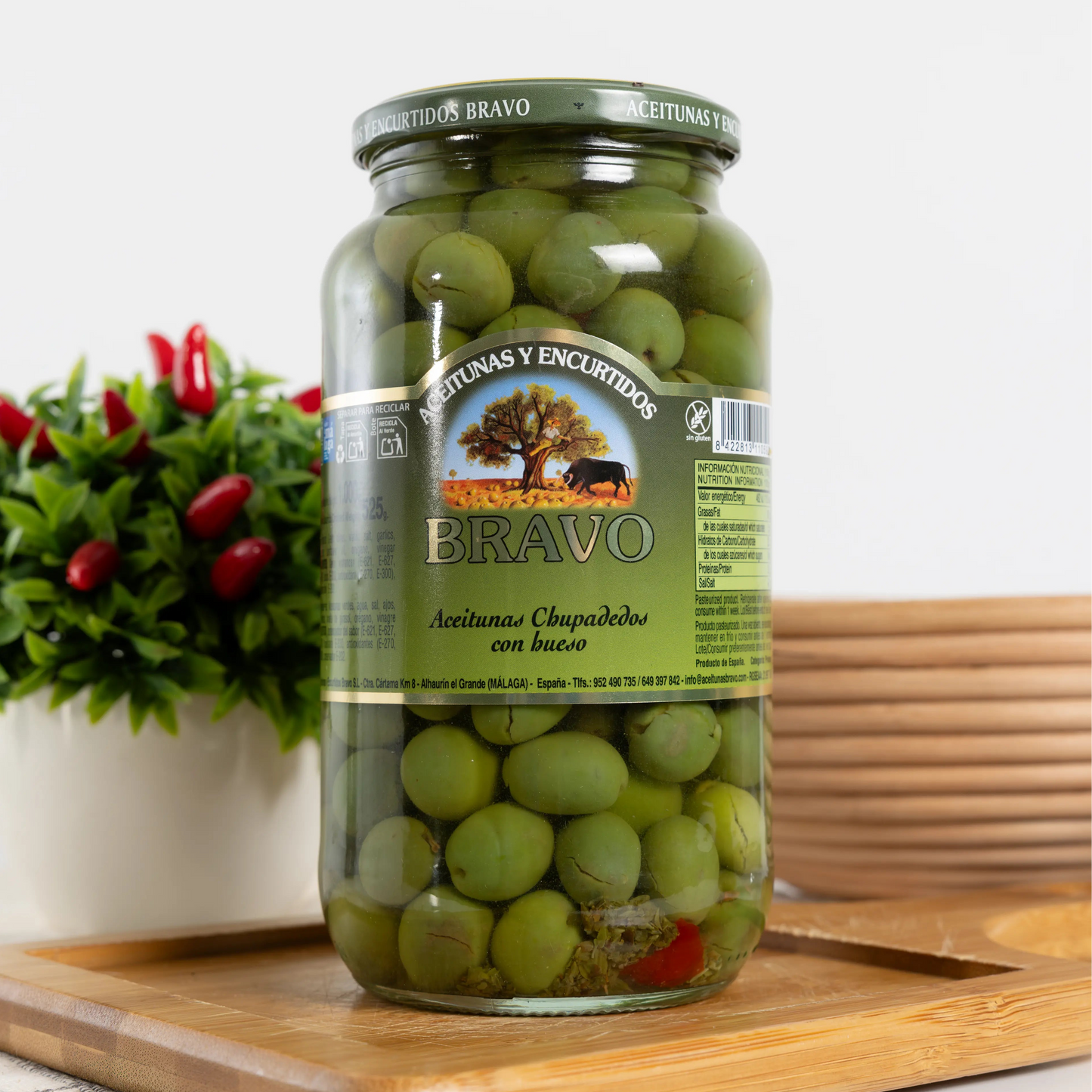 Bravo Chupadedos olives in a 525 g glass jar, bright green whole olives with stones, garlic, oregano and red pepper