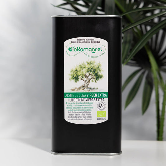 BioRomancel BIO extra virgin olive oil in a 1 L black metal tin,
light-proof packaging carrying the EU organic leaf