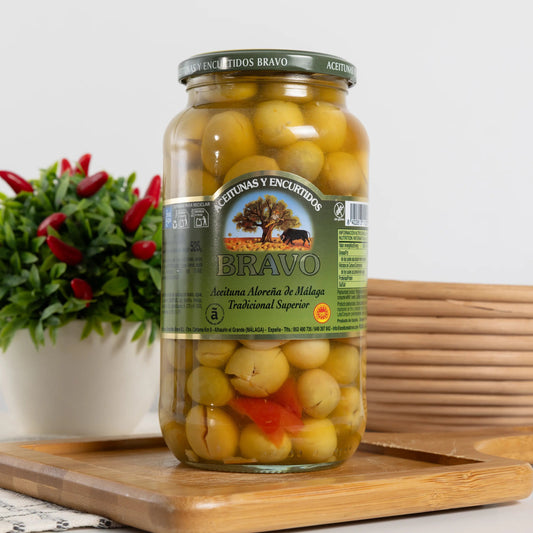 Bravo Aloreña de Málaga PDO olives in a 525 g glass jar, cracked green olives with red pepper and herbs in the brine