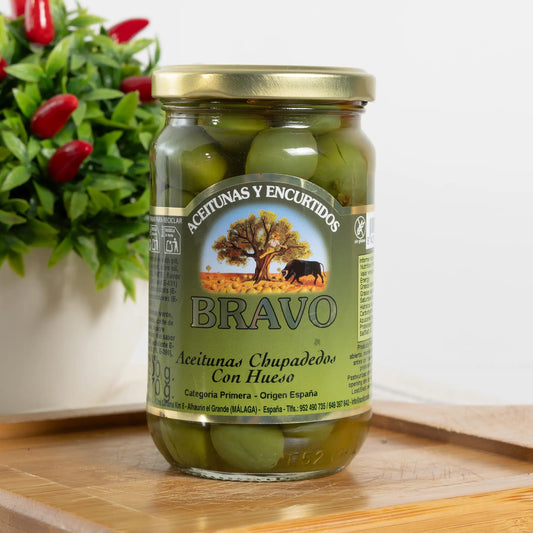 Bravo Chupadedos olives in a 170 g glass jar, bright green whole olives with stones, garlic, oregano and red pepper