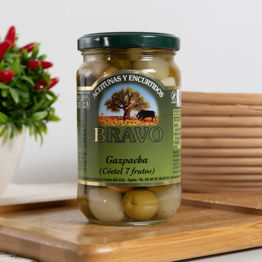 Bravo Gazpacha pickled mix in a 170 g glass jar with green olives, pearl onions, gherkins, carrot, garlic and cauliflower