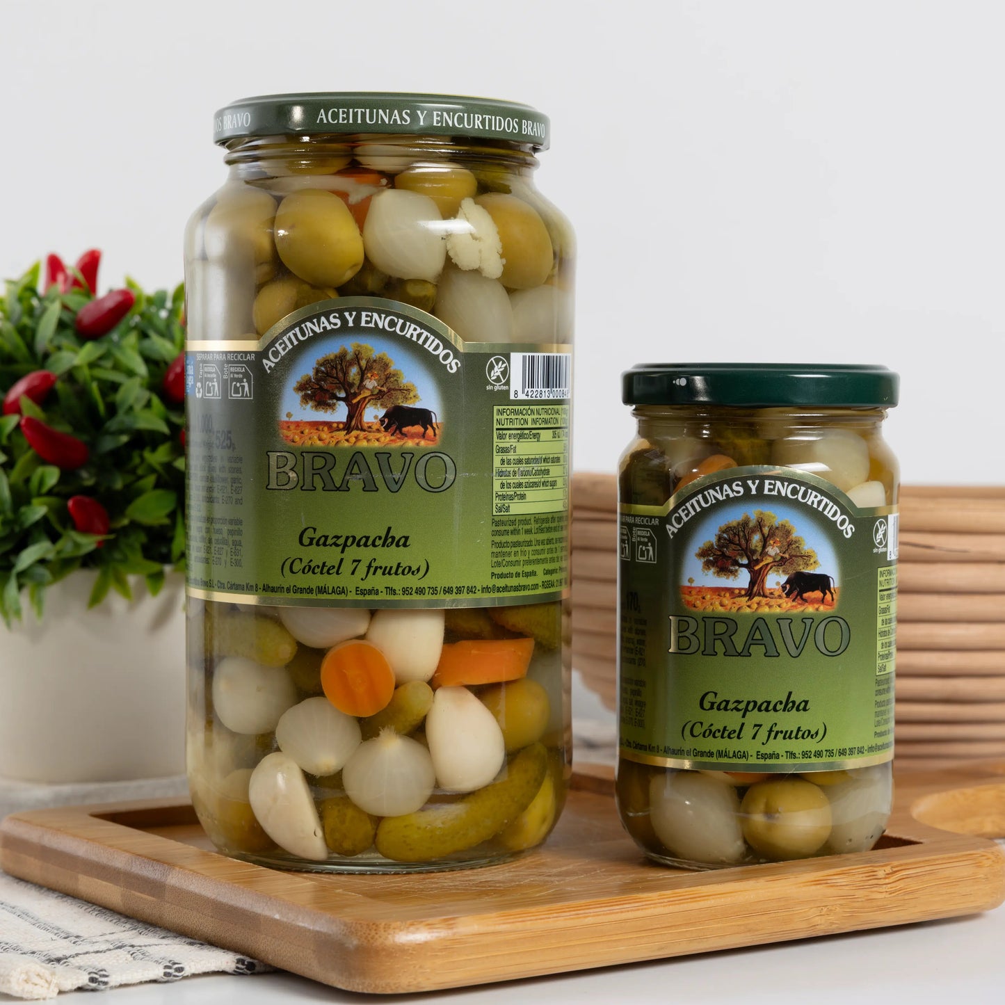 Bravo Gazpacha pickled mix in a 525 g glass jar with green olives, pearl onions, gherkins, carrot, garlic and cauliflower