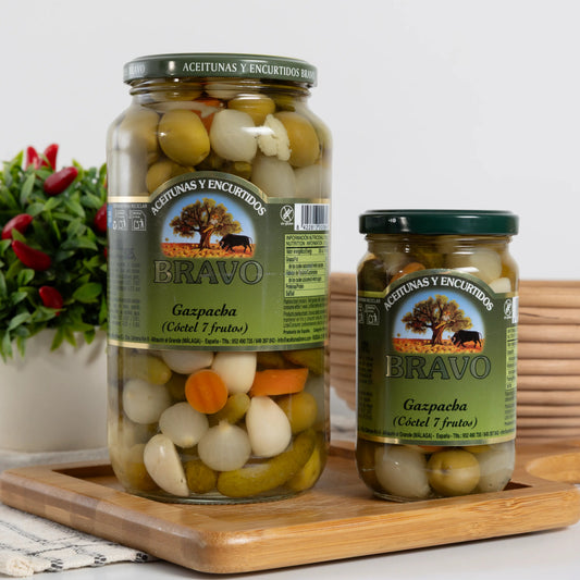 Bravo Gazpacha pickled mix in a 525 g glass jar with green olives, pearl onions, gherkins, carrot, garlic and cauliflower
