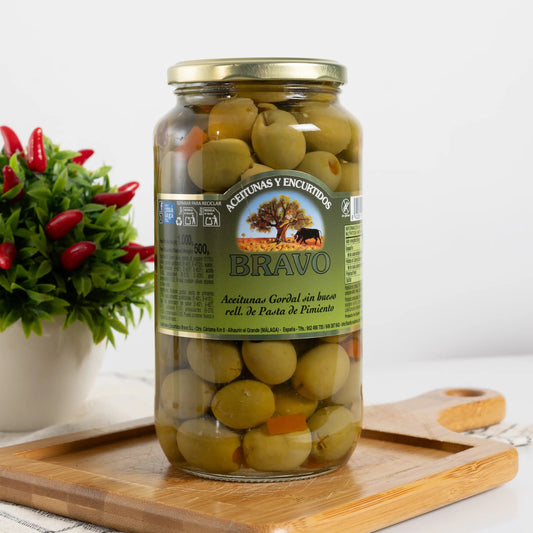 Bravo Gordal olives stuffed with pepper paste in a 500 g glass jar, large pitted green olives with orange pepper filling