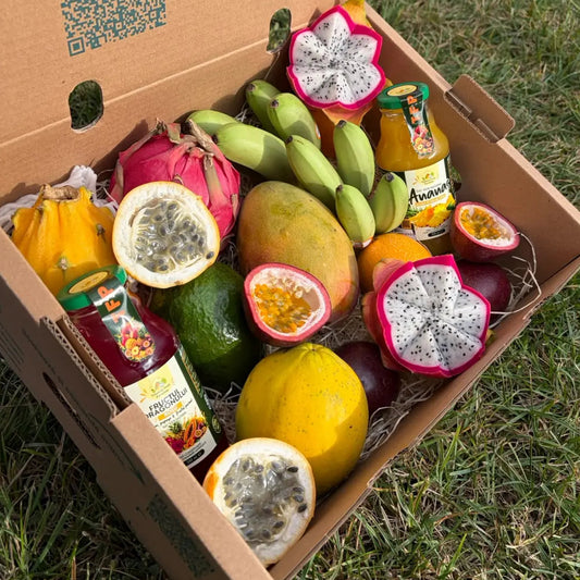 Exotic fruit box, 5 kg Tropical Fruit Paradise: halved dragon fruit, granadilla, passion fruit, mango, mini bananas, juices