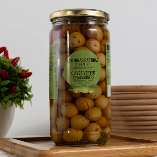 BIO cracked green Manzanilla Aloreña olives in a tall 500 g glass jar with garlic, thyme and red pepper in the brine