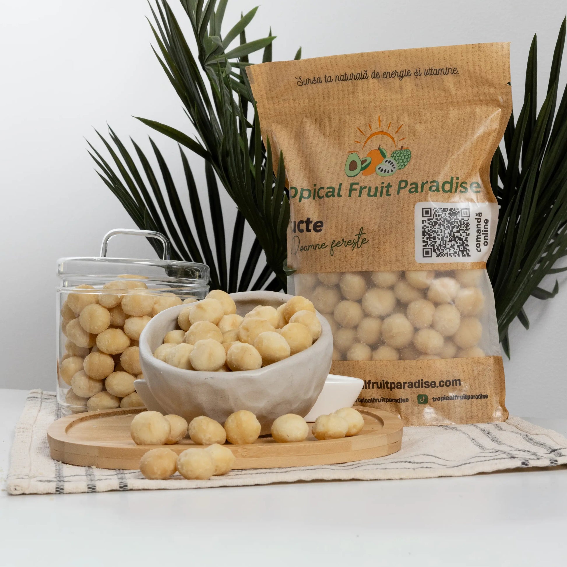 Shelled macadamia nuts in a 500 g Tropical Fruit Paradise kraft pouch, round cream-coloured kernels with a smooth waxy surface